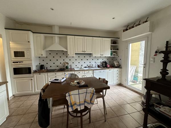 Maison
                                                                                                                                                                                                                                                                                                                        9 pièce(s)                                                                                                                                                                                                          4 chambre(s)                                                                                                                                                                                                          247  m²