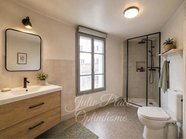Maison de Bourg (à rénover) avec un beau potentiel.