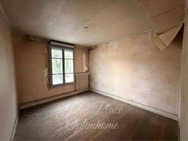 Maison de Bourg (à rénover) avec un beau potentiel.