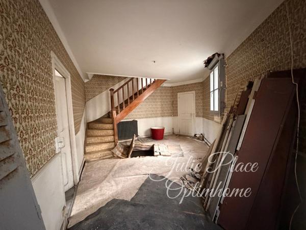 Maison de Bourg (à rénover) avec un beau potentiel.