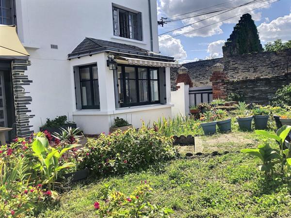 MAISON ANCIENNE AVEC DEPENDANCE ET JARDIN , Trelaze