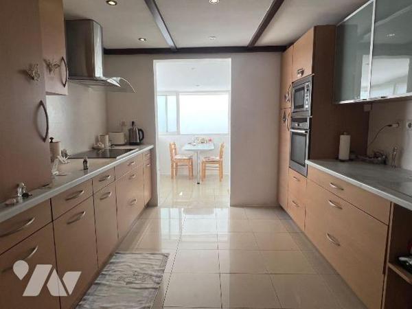 Appartement à vendre à Saint-Denis, centre ville / rue Bois de Nèfles

Cet appartement en par...