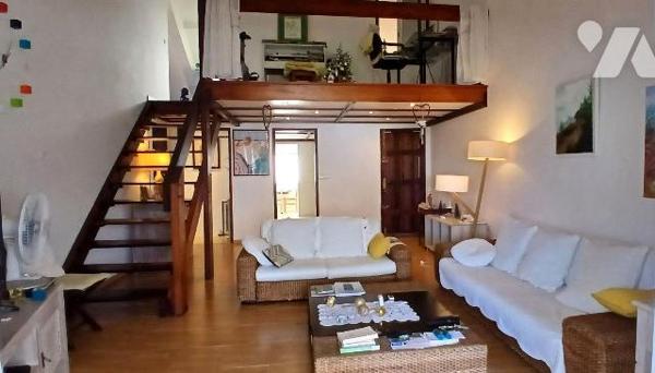 Appartement à vendre à Saint-Denis, centre ville / rue Bois de Nèfles

Cet appartement en par...