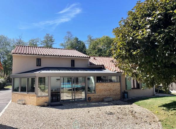 MAISON DE 187 M² SUR UN TERRAIN ARBORE DE 1 847 M² AVEC PISCINE