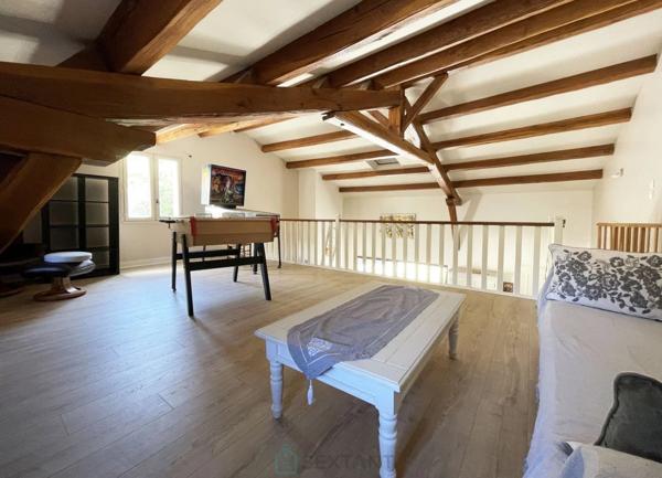 MAISON DE 187 M² SUR UN TERRAIN ARBORE DE 1 847 M² AVEC PISCINE