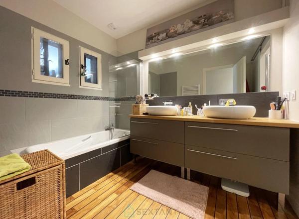 MAISON DE 187 M² SUR UN TERRAIN ARBORE DE 1 847 M² AVEC PISCINE