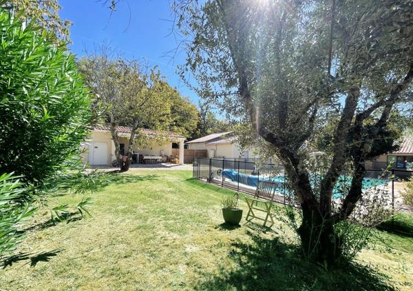 MAISON DE 187 M² SUR UN TERRAIN ARBORE DE 1 847 M² AVEC PISCINE