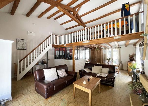 MAISON DE 187 M² SUR UN TERRAIN ARBORE DE 1 847 M² AVEC PISCINE