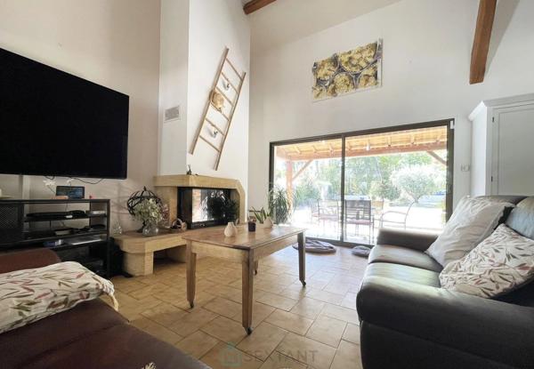 MAISON DE 187 M² SUR UN TERRAIN ARBORE DE 1 847 M² AVEC PISCINE