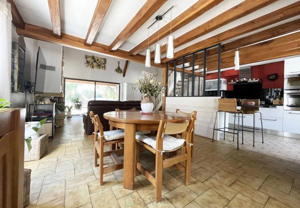 MAISON DE 187 M² SUR UN TERRAIN ARBORE DE 1 847 M² AVEC PISCINE