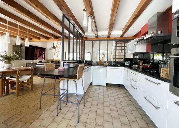 MAISON DE 187 M² SUR UN TERRAIN ARBORE DE 1 847 M² AVEC PISCINE