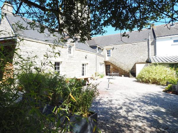 Un cadre atypique, une bâtisse en pierres récemment rénovée et équipée à neuf : Chambres d'hôtes, salle sports - fitness, espace bien être, Billard, Comptoir ancien & sa Licence IV
