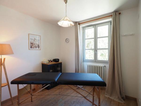 Un cadre atypique, une bâtisse en pierres récemment rénovée et équipée à neuf : Chambres d'hôtes, salle sports - fitness, espace bien être, Billard, Comptoir ancien & sa Licence IV