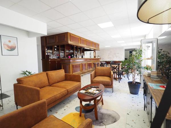 Un cadre atypique, une bâtisse en pierres récemment rénovée et équipée à neuf : Chambres d'hôtes, salle sports - fitness, espace bien être, Billard, Comptoir ancien & sa Licence IV