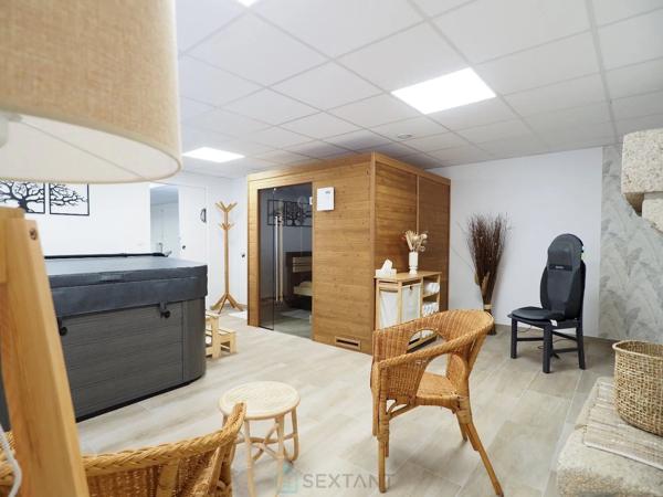 Un cadre atypique, une bâtisse en pierres récemment rénovée et équipée à neuf : Chambres d'hôtes, salle sports - fitness, espace bien être, Billard, Comptoir ancien & sa Licence IV
