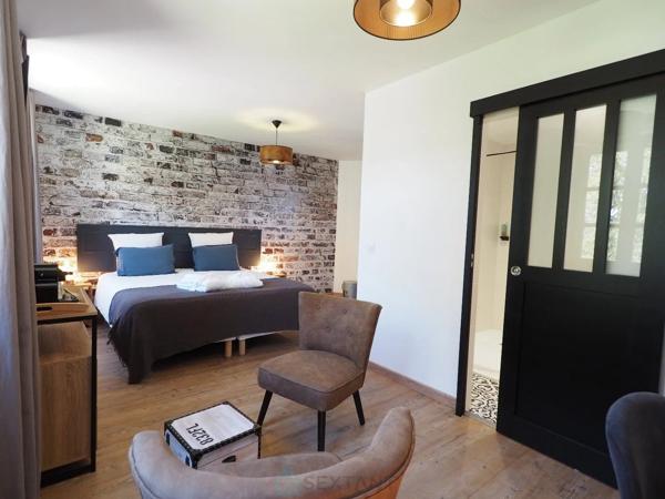 Un cadre atypique, une bâtisse en pierres récemment rénovée et équipée à neuf : Chambres d'hôtes, salle sports - fitness, espace bien être, Billard, Comptoir ancien & sa Licence IV