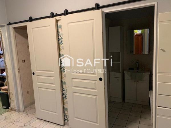 Jolie maison de ville en parfait état avec garage proche de tous commerces