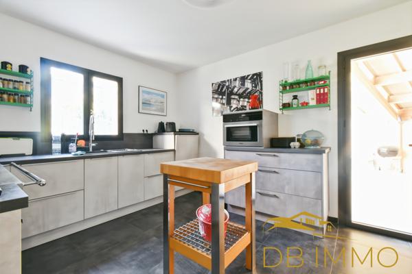 Châteauneuf-de-Gadagne (84470) Belle maison contemporaine de 168 m² à Châteauneuf-de-Gadagne, avec piscine, terrasses, jardin, garage...