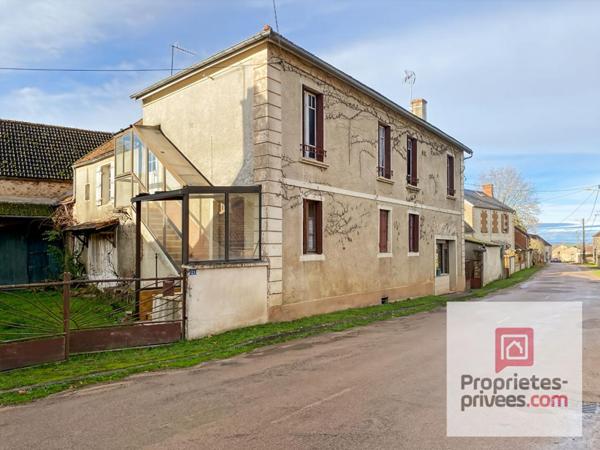 Exclusif !!  VIEUX-CHATEAU à vendre deux maisons à rénover avec grand terrain et double cour , et dépendances