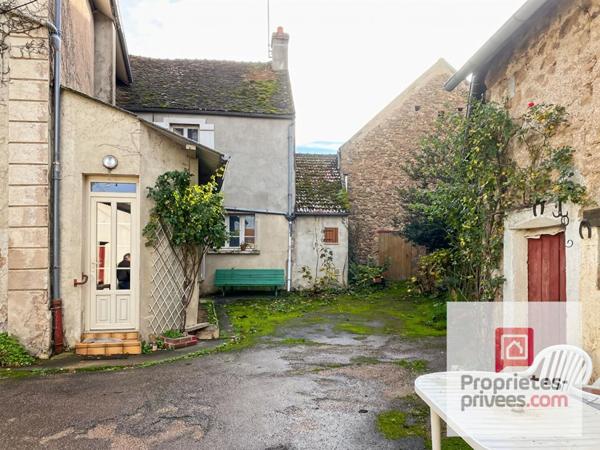 Exclusif !!  VIEUX-CHATEAU à vendre deux maisons à rénover avec grand terrain et double cour , et dépendances