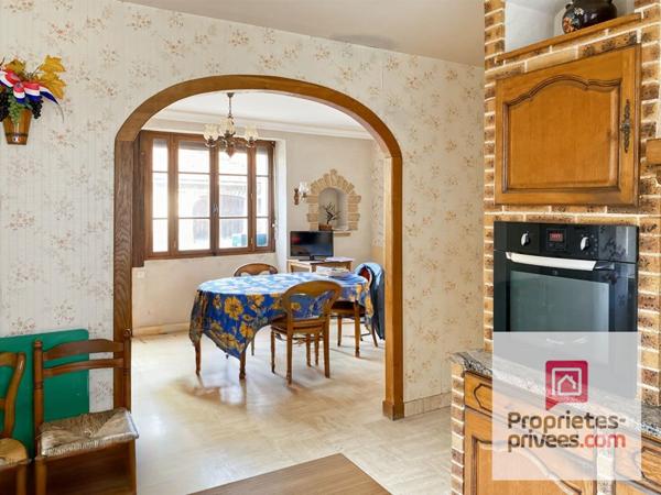 Exclusif !!  VIEUX-CHATEAU à vendre deux maisons à rénover avec grand terrain et double cour , et dépendances