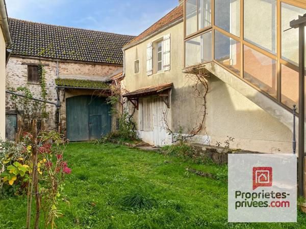 Exclusif !!  VIEUX-CHATEAU à vendre deux maisons à rénover avec grand terrain et double cour , et dépendances