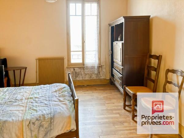 Exclusif !!  VIEUX-CHATEAU à vendre deux maisons à rénover avec grand terrain et double cour , et dépendances