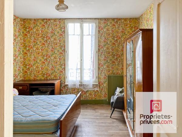 Exclusif !!  VIEUX-CHATEAU à vendre deux maisons à rénover avec grand terrain et double cour , et dépendances