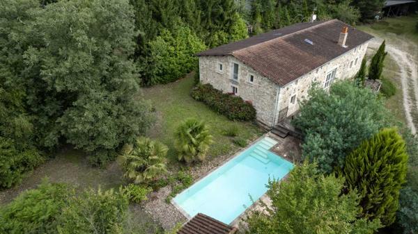 Maison ancienne - Le bugue Propriété en pierres avec piscine sur 4 ha en parc et bois.