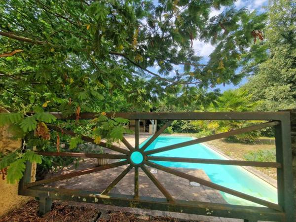Maison ancienne - Le bugue Propriété en pierres avec piscine sur 4 ha en parc et bois.