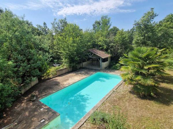 Maison ancienne - Le bugue Propriété en pierres avec piscine sur 4 ha en parc et bois.