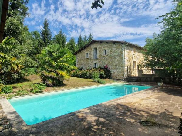Maison ancienne - Le bugue Propriété en pierres avec piscine sur 4 ha en parc et bois.