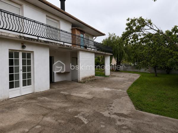 Située dans un secteur pavillonnaire de Clichy-sous-Bois, cette maison familiale est édifiée sur une belle parcelle de 934 m², offrant de nombreuses possibilités.
La partie principale développe environ 113 m² et comprend un vaste séjour lumineux, une cuisine indépendante, 3 chambres, un bureau, une salle d'eau ainsi que des espaces de rangement.
Le niveau inférieur offre environ 118 m² supplémentaires actuellement aménagés, répartis en deux espaces : un ensemble d’environ 90 m² configuré en T3 et un second d’environ 28 m² configuré en T2. Chacun dispose notamment de son propre compteur électrique.
Ces aménagements du niveau inférieur ne sont pas comptabilisés dans la surface habitable annoncée de 113 m² et sont présentés dans leur configuration actuelle.
La parcelle de 934 m² constitue également un véritable atout. Une étude de faisabilité réalisée antérieurement a mis en évidence un potentiel de division parcellaire, sous réserve de sa confirmation et des autorisations d’urbanisme en vigueur.
Avec ses volumes, ses espaces supplémentaires et son potentiel foncier, cette propriété peut convenir aussi bien à un projet familial qu’à un projet patrimonial ou d’investissement.