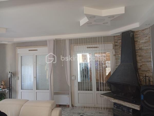 Située dans un secteur pavillonnaire de Clichy-sous-Bois, cette maison familiale est édifiée sur une belle parcelle de 934 m², offrant de nombreuses possibilités.
La partie principale développe environ 113 m² et comprend un vaste séjour lumineux, une cuisine indépendante, 3 chambres, un bureau, une salle d'eau ainsi que des espaces de rangement.
Le niveau inférieur offre environ 118 m² supplémentaires actuellement aménagés, répartis en deux espaces : un ensemble d’environ 90 m² configuré en T3 et un second d’environ 28 m² configuré en T2. Chacun dispose notamment de son propre compteur électrique.
Ces aménagements du niveau inférieur ne sont pas comptabilisés dans la surface habitable annoncée de 113 m² et sont présentés dans leur configuration actuelle.
La parcelle de 934 m² constitue également un véritable atout. Une étude de faisabilité réalisée antérieurement a mis en évidence un potentiel de division parcellaire, sous réserve de sa confirmation et des autorisations d’urbanisme en vigueur.
Avec ses volumes, ses espaces supplémentaires et son potentiel foncier, cette propriété peut convenir aussi bien à un projet familial qu’à un projet patrimonial ou d’investissement.