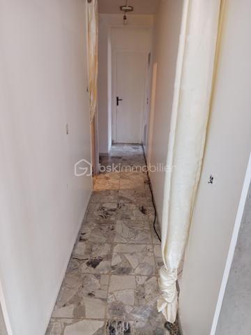 Située dans un secteur pavillonnaire de Clichy-sous-Bois, cette maison familiale est édifiée sur une belle parcelle de 934 m², offrant de nombreuses possibilités.
La partie principale développe environ 113 m² et comprend un vaste séjour lumineux, une cuisine indépendante, 3 chambres, un bureau, une salle d'eau ainsi que des espaces de rangement.
Le niveau inférieur offre environ 118 m² supplémentaires actuellement aménagés, répartis en deux espaces : un ensemble d’environ 90 m² configuré en T3 et un second d’environ 28 m² configuré en T2. Chacun dispose notamment de son propre compteur électrique.
Ces aménagements du niveau inférieur ne sont pas comptabilisés dans la surface habitable annoncée de 113 m² et sont présentés dans leur configuration actuelle.
La parcelle de 934 m² constitue également un véritable atout. Une étude de faisabilité réalisée antérieurement a mis en évidence un potentiel de division parcellaire, sous réserve de sa confirmation et des autorisations d’urbanisme en vigueur.
Avec ses volumes, ses espaces supplémentaires et son potentiel foncier, cette propriété peut convenir aussi bien à un projet familial qu’à un projet patrimonial ou d’investissement.