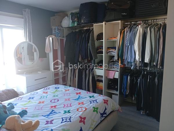 Située dans un secteur pavillonnaire de Clichy-sous-Bois, cette maison familiale est édifiée sur une belle parcelle de 934 m², offrant de nombreuses possibilités.
La partie principale développe environ 113 m² et comprend un vaste séjour lumineux, une cuisine indépendante, 3 chambres, un bureau, une salle d'eau ainsi que des espaces de rangement.
Le niveau inférieur offre environ 118 m² supplémentaires actuellement aménagés, répartis en deux espaces : un ensemble d’environ 90 m² configuré en T3 et un second d’environ 28 m² configuré en T2. Chacun dispose notamment de son propre compteur électrique.
Ces aménagements du niveau inférieur ne sont pas comptabilisés dans la surface habitable annoncée de 113 m² et sont présentés dans leur configuration actuelle.
La parcelle de 934 m² constitue également un véritable atout. Une étude de faisabilité réalisée antérieurement a mis en évidence un potentiel de division parcellaire, sous réserve de sa confirmation et des autorisations d’urbanisme en vigueur.
Avec ses volumes, ses espaces supplémentaires et son potentiel foncier, cette propriété peut convenir aussi bien à un projet familial qu’à un projet patrimonial ou d’investissement.