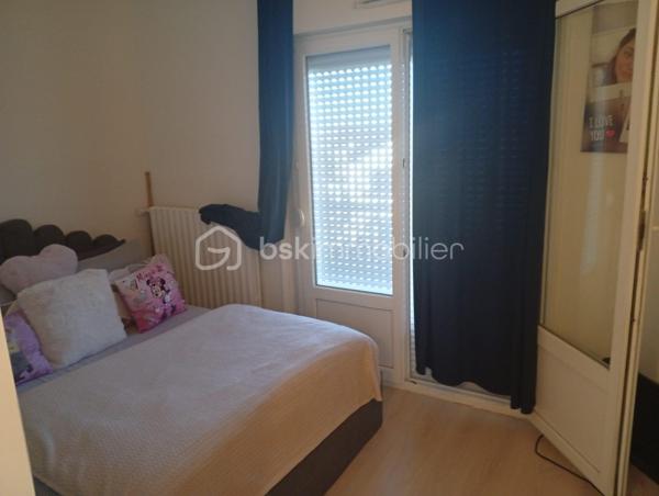 Située dans un secteur pavillonnaire de Clichy-sous-Bois, cette maison familiale est édifiée sur une belle parcelle de 934 m², offrant de nombreuses possibilités.
La partie principale développe environ 113 m² et comprend un vaste séjour lumineux, une cuisine indépendante, 3 chambres, un bureau, une salle d'eau ainsi que des espaces de rangement.
Le niveau inférieur offre environ 118 m² supplémentaires actuellement aménagés, répartis en deux espaces : un ensemble d’environ 90 m² configuré en T3 et un second d’environ 28 m² configuré en T2. Chacun dispose notamment de son propre compteur électrique.
Ces aménagements du niveau inférieur ne sont pas comptabilisés dans la surface habitable annoncée de 113 m² et sont présentés dans leur configuration actuelle.
La parcelle de 934 m² constitue également un véritable atout. Une étude de faisabilité réalisée antérieurement a mis en évidence un potentiel de division parcellaire, sous réserve de sa confirmation et des autorisations d’urbanisme en vigueur.
Avec ses volumes, ses espaces supplémentaires et son potentiel foncier, cette propriété peut convenir aussi bien à un projet familial qu’à un projet patrimonial ou d’investissement.