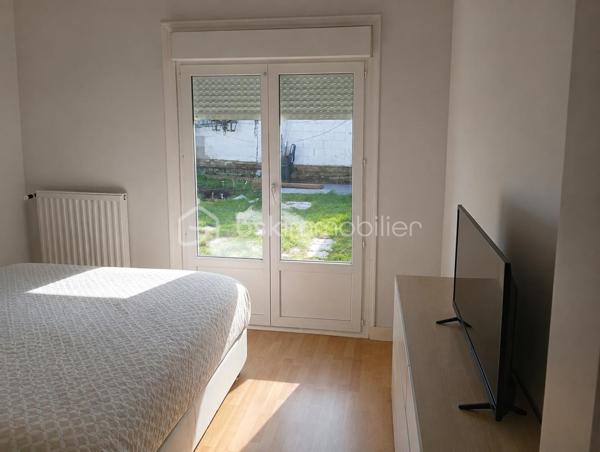 Située dans un secteur pavillonnaire de Clichy-sous-Bois, cette maison familiale est édifiée sur une belle parcelle de 934 m², offrant de nombreuses possibilités.
La partie principale développe environ 113 m² et comprend un vaste séjour lumineux, une cuisine indépendante, 3 chambres, un bureau, une salle d'eau ainsi que des espaces de rangement.
Le niveau inférieur offre environ 118 m² supplémentaires actuellement aménagés, répartis en deux espaces : un ensemble d’environ 90 m² configuré en T3 et un second d’environ 28 m² configuré en T2. Chacun dispose notamment de son propre compteur électrique.
Ces aménagements du niveau inférieur ne sont pas comptabilisés dans la surface habitable annoncée de 113 m² et sont présentés dans leur configuration actuelle.
La parcelle de 934 m² constitue également un véritable atout. Une étude de faisabilité réalisée antérieurement a mis en évidence un potentiel de division parcellaire, sous réserve de sa confirmation et des autorisations d’urbanisme en vigueur.
Avec ses volumes, ses espaces supplémentaires et son potentiel foncier, cette propriété peut convenir aussi bien à un projet familial qu’à un projet patrimonial ou d’investissement.