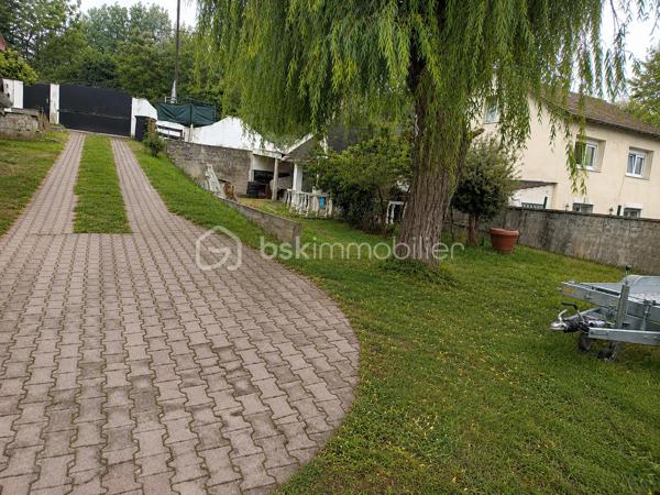Située dans un secteur pavillonnaire de Clichy-sous-Bois, cette maison familiale est édifiée sur une belle parcelle de 934 m², offrant de nombreuses possibilités.
La partie principale développe environ 113 m² et comprend un vaste séjour lumineux, une cuisine indépendante, 3 chambres, un bureau, une salle d'eau ainsi que des espaces de rangement.
Le niveau inférieur offre environ 118 m² supplémentaires actuellement aménagés, répartis en deux espaces : un ensemble d’environ 90 m² configuré en T3 et un second d’environ 28 m² configuré en T2. Chacun dispose notamment de son propre compteur électrique.
Ces aménagements du niveau inférieur ne sont pas comptabilisés dans la surface habitable annoncée de 113 m² et sont présentés dans leur configuration actuelle.
La parcelle de 934 m² constitue également un véritable atout. Une étude de faisabilité réalisée antérieurement a mis en évidence un potentiel de division parcellaire, sous réserve de sa confirmation et des autorisations d’urbanisme en vigueur.
Avec ses volumes, ses espaces supplémentaires et son potentiel foncier, cette propriété peut convenir aussi bien à un projet familial qu’à un projet patrimonial ou d’investissement.