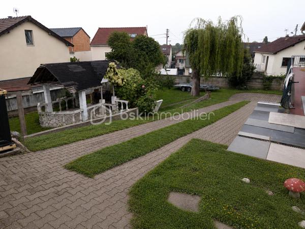 Située dans un secteur pavillonnaire de Clichy-sous-Bois, cette maison familiale est édifiée sur une belle parcelle de 934 m², offrant de nombreuses possibilités.
La partie principale développe environ 113 m² et comprend un vaste séjour lumineux, une cuisine indépendante, 3 chambres, un bureau, une salle d'eau ainsi que des espaces de rangement.
Le niveau inférieur offre environ 118 m² supplémentaires actuellement aménagés, répartis en deux espaces : un ensemble d’environ 90 m² configuré en T3 et un second d’environ 28 m² configuré en T2. Chacun dispose notamment de son propre compteur électrique.
Ces aménagements du niveau inférieur ne sont pas comptabilisés dans la surface habitable annoncée de 113 m² et sont présentés dans leur configuration actuelle.
La parcelle de 934 m² constitue également un véritable atout. Une étude de faisabilité réalisée antérieurement a mis en évidence un potentiel de division parcellaire, sous réserve de sa confirmation et des autorisations d’urbanisme en vigueur.
Avec ses volumes, ses espaces supplémentaires et son potentiel foncier, cette propriété peut convenir aussi bien à un projet familial qu’à un projet patrimonial ou d’investissement.