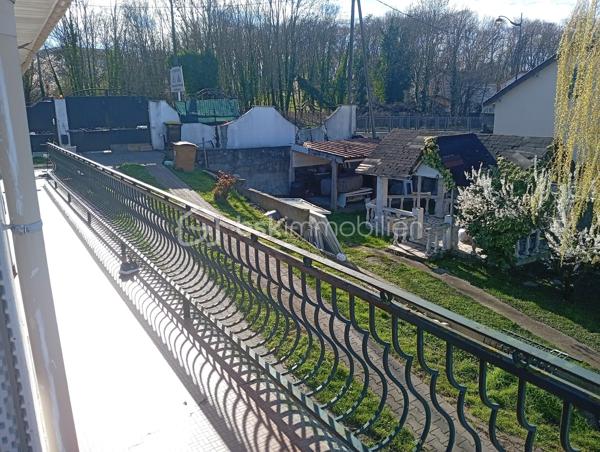 Située dans un secteur pavillonnaire de Clichy-sous-Bois, cette maison familiale est édifiée sur une belle parcelle de 934 m², offrant de nombreuses possibilités.
La partie principale développe environ 113 m² et comprend un vaste séjour lumineux, une cuisine indépendante, 3 chambres, un bureau, une salle d'eau ainsi que des espaces de rangement.
Le niveau inférieur offre environ 118 m² supplémentaires actuellement aménagés, répartis en deux espaces : un ensemble d’environ 90 m² configuré en T3 et un second d’environ 28 m² configuré en T2. Chacun dispose notamment de son propre compteur électrique.
Ces aménagements du niveau inférieur ne sont pas comptabilisés dans la surface habitable annoncée de 113 m² et sont présentés dans leur configuration actuelle.
La parcelle de 934 m² constitue également un véritable atout. Une étude de faisabilité réalisée antérieurement a mis en évidence un potentiel de division parcellaire, sous réserve de sa confirmation et des autorisations d’urbanisme en vigueur.
Avec ses volumes, ses espaces supplémentaires et son potentiel foncier, cette propriété peut convenir aussi bien à un projet familial qu’à un projet patrimonial ou d’investissement.