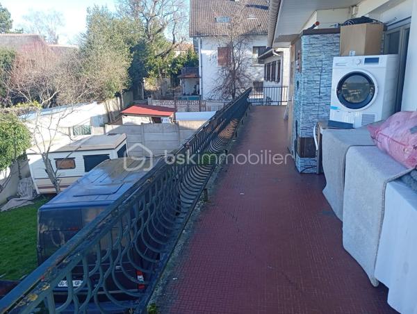 Située dans un secteur pavillonnaire de Clichy-sous-Bois, cette maison familiale est édifiée sur une belle parcelle de 934 m², offrant de nombreuses possibilités.
La partie principale développe environ 113 m² et comprend un vaste séjour lumineux, une cuisine indépendante, 3 chambres, un bureau, une salle d'eau ainsi que des espaces de rangement.
Le niveau inférieur offre environ 118 m² supplémentaires actuellement aménagés, répartis en deux espaces : un ensemble d’environ 90 m² configuré en T3 et un second d’environ 28 m² configuré en T2. Chacun dispose notamment de son propre compteur électrique.
Ces aménagements du niveau inférieur ne sont pas comptabilisés dans la surface habitable annoncée de 113 m² et sont présentés dans leur configuration actuelle.
La parcelle de 934 m² constitue également un véritable atout. Une étude de faisabilité réalisée antérieurement a mis en évidence un potentiel de division parcellaire, sous réserve de sa confirmation et des autorisations d’urbanisme en vigueur.
Avec ses volumes, ses espaces supplémentaires et son potentiel foncier, cette propriété peut convenir aussi bien à un projet familial qu’à un projet patrimonial ou d’investissement.