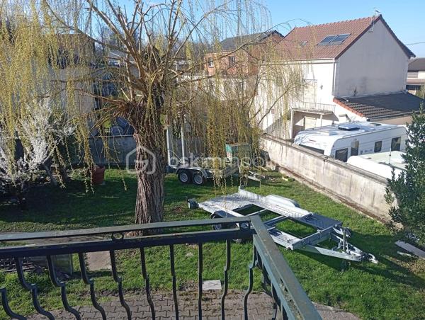 Située dans un secteur pavillonnaire de Clichy-sous-Bois, cette maison familiale est édifiée sur une belle parcelle de 934 m², offrant de nombreuses possibilités.
La partie principale développe environ 113 m² et comprend un vaste séjour lumineux, une cuisine indépendante, 3 chambres, un bureau, une salle d'eau ainsi que des espaces de rangement.
Le niveau inférieur offre environ 118 m² supplémentaires actuellement aménagés, répartis en deux espaces : un ensemble d’environ 90 m² configuré en T3 et un second d’environ 28 m² configuré en T2. Chacun dispose notamment de son propre compteur électrique.
Ces aménagements du niveau inférieur ne sont pas comptabilisés dans la surface habitable annoncée de 113 m² et sont présentés dans leur configuration actuelle.
La parcelle de 934 m² constitue également un véritable atout. Une étude de faisabilité réalisée antérieurement a mis en évidence un potentiel de division parcellaire, sous réserve de sa confirmation et des autorisations d’urbanisme en vigueur.
Avec ses volumes, ses espaces supplémentaires et son potentiel foncier, cette propriété peut convenir aussi bien à un projet familial qu’à un projet patrimonial ou d’investissement.