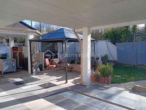 Située dans un secteur pavillonnaire de Clichy-sous-Bois, cette maison familiale est édifiée sur une belle parcelle de 934 m², offrant de nombreuses possibilités.
La partie principale développe environ 113 m² et comprend un vaste séjour lumineux, une cuisine indépendante, 3 chambres, un bureau, une salle d'eau ainsi que des espaces de rangement.
Le niveau inférieur offre environ 118 m² supplémentaires actuellement aménagés, répartis en deux espaces : un ensemble d’environ 90 m² configuré en T3 et un second d’environ 28 m² configuré en T2. Chacun dispose notamment de son propre compteur électrique.
Ces aménagements du niveau inférieur ne sont pas comptabilisés dans la surface habitable annoncée de 113 m² et sont présentés dans leur configuration actuelle.
La parcelle de 934 m² constitue également un véritable atout. Une étude de faisabilité réalisée antérieurement a mis en évidence un potentiel de division parcellaire, sous réserve de sa confirmation et des autorisations d’urbanisme en vigueur.
Avec ses volumes, ses espaces supplémentaires et son potentiel foncier, cette propriété peut convenir aussi bien à un projet familial qu’à un projet patrimonial ou d’investissement.