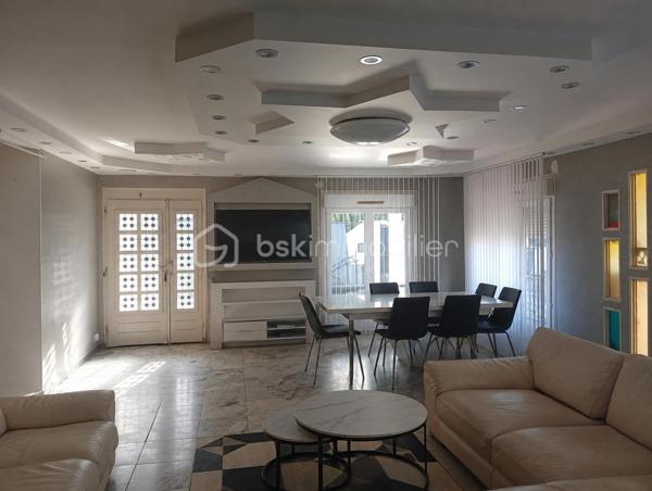 Située dans un secteur pavillonnaire de Clichy-sous-Bois, cette maison familiale est édifiée sur une belle parcelle de 934 m², offrant de nombreuses possibilités.
La partie principale développe environ 113 m² et comprend un vaste séjour lumineux, une cuisine indépendante, 3 chambres, un bureau, une salle d'eau ainsi que des espaces de rangement.
Le niveau inférieur offre environ 118 m² supplémentaires actuellement aménagés, répartis en deux espaces : un ensemble d’environ 90 m² configuré en T3 et un second d’environ 28 m² configuré en T2. Chacun dispose notamment de son propre compteur électrique.
Ces aménagements du niveau inférieur ne sont pas comptabilisés dans la surface habitable annoncée de 113 m² et sont présentés dans leur configuration actuelle.
La parcelle de 934 m² constitue également un véritable atout. Une étude de faisabilité réalisée antérieurement a mis en évidence un potentiel de division parcellaire, sous réserve de sa confirmation et des autorisations d’urbanisme en vigueur.
Avec ses volumes, ses espaces supplémentaires et son potentiel foncier, cette propriété peut convenir aussi bien à un projet familial qu’à un projet patrimonial ou d’investissement.
