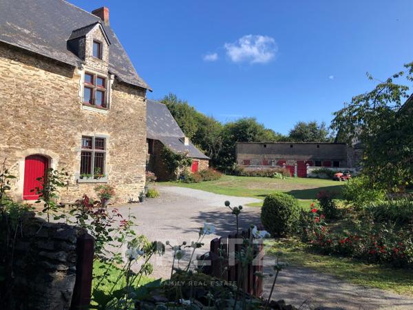 Petit Manoir du XVIe siècle dépendances et parc de près d’1ha en Haut Anjou