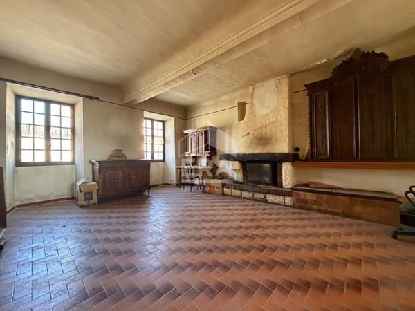 Maison Mison 4 pièce(s) 103.95 m2 Maison de village de caractère à rénover ? Beaux volumes, cachet de l'ancien et fort potentiel