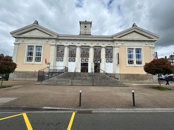 A LOUER- MAYENNE Local commercial Mayenne 220 m2 , Mayenne A LOUER- MAYENNE Local commercial Mayenne 220 m2 , Mayenne