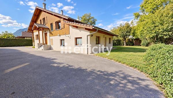 Maison
         9 pièces
        - 250 m² Bien prestige 530 000 € *
