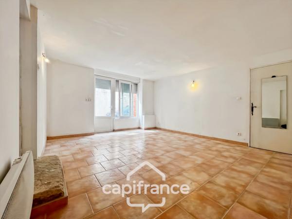 Projet sur Charleval : BAS DE MAISON de 57 m2 ,séjour cuisine , espace dinatoire , salle de bain à créer, garage .